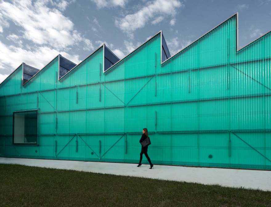 绿色纤维玻璃外墙,打造温馨包容的康复中心-36