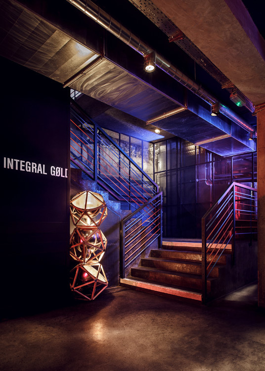 布达佩斯 Kolor 酒吧餐厅,红蓝双色工业风设计-16