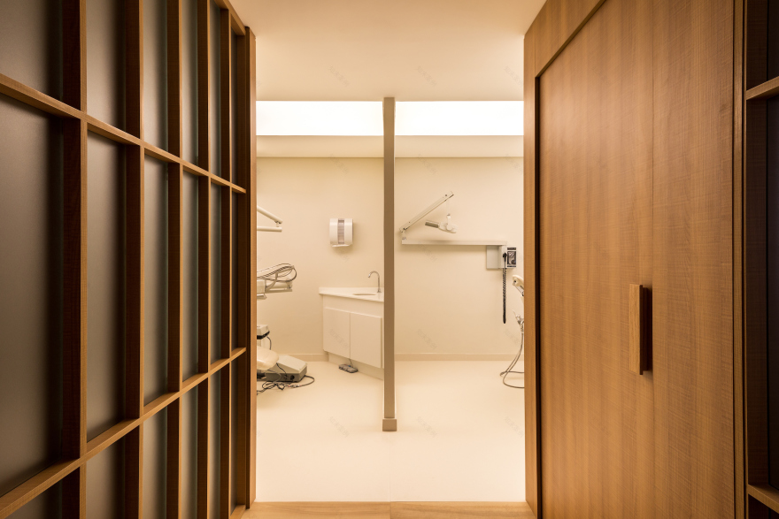 木与玻璃的温润美学,韩国口腔诊所设计-9