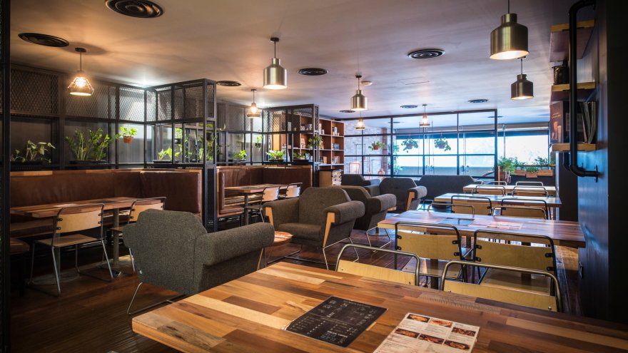 废木与铜的奢华碰撞——Liqui Studio 为 Brew 92 打造的中东风情咖啡店-7