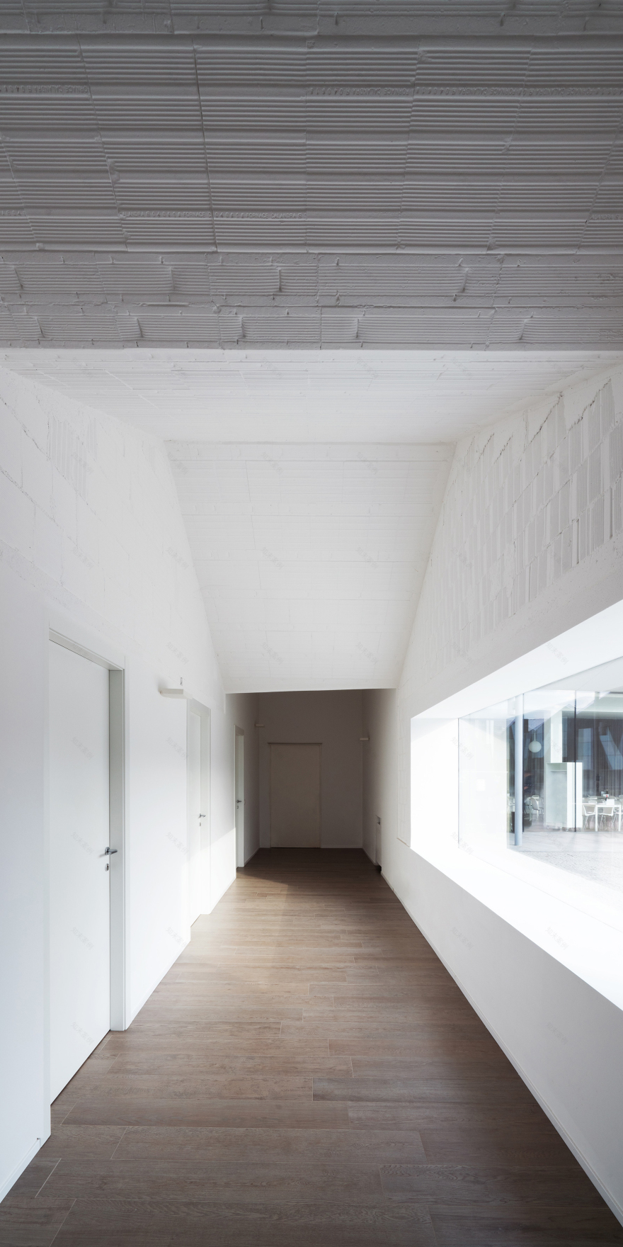 绿色纤维玻璃外墙,打造温馨包容的康复中心-11