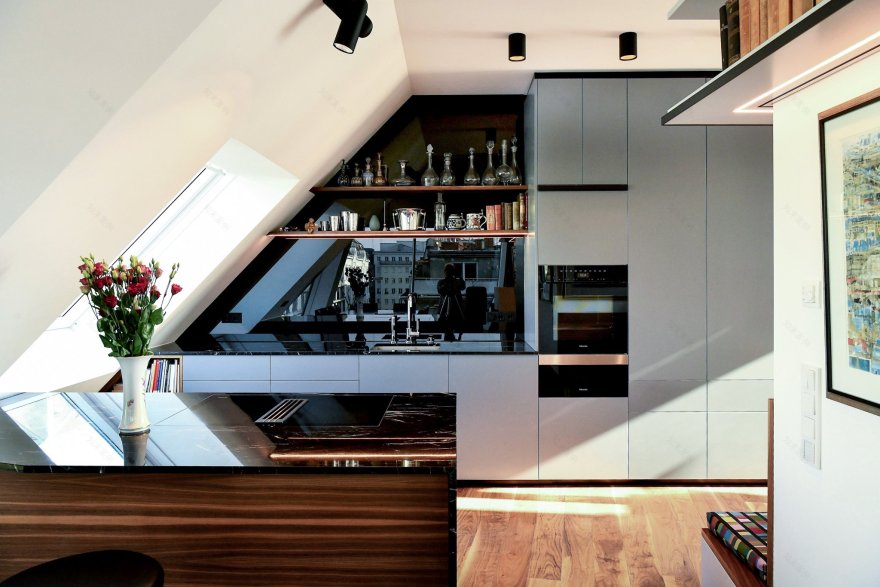 维也纳七区顶层公寓,温馨原木与黑色花岗岩的完美融合-1