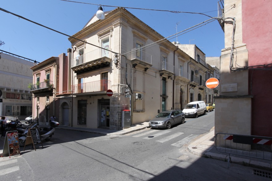 历史中心的小型豪华别墅改造-39