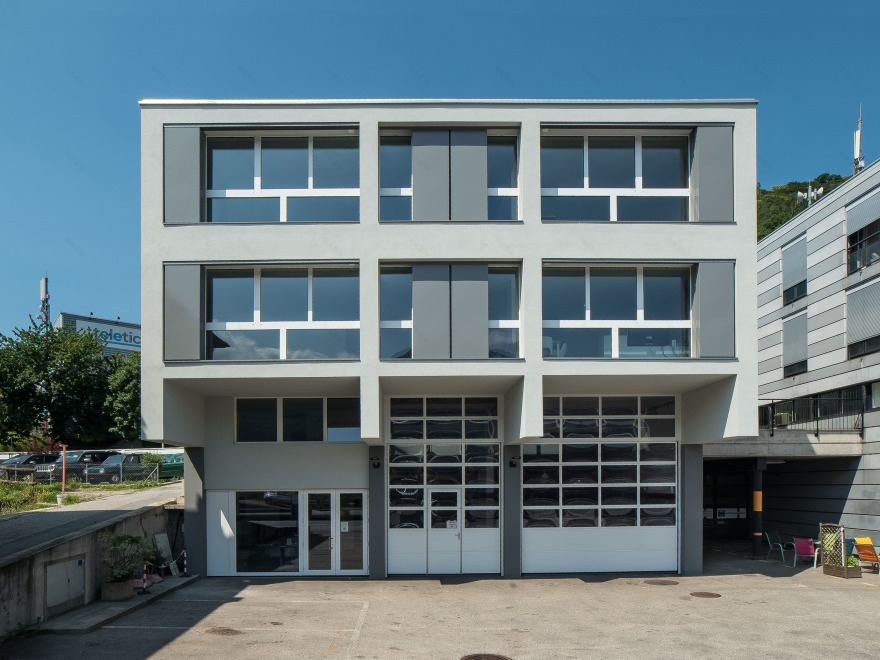 瑞士卢加诺湖畔别墅改建,金属质感与优雅湖景的完美融合-0