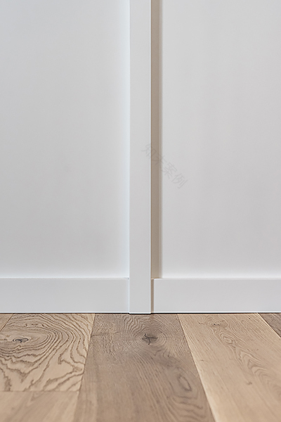 彩色木质漩涡,打造 50 平米别墅的极致空间利用-5