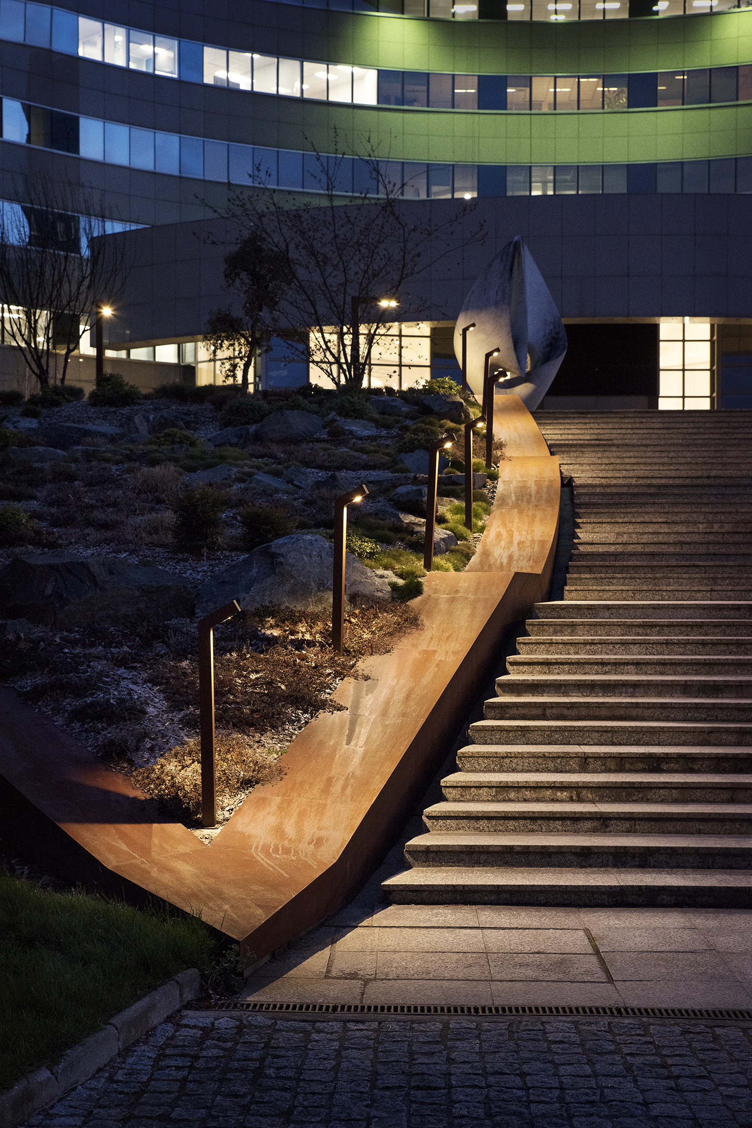 铝制 Torga FL 路灯设计,现代简约导向照明利器-3