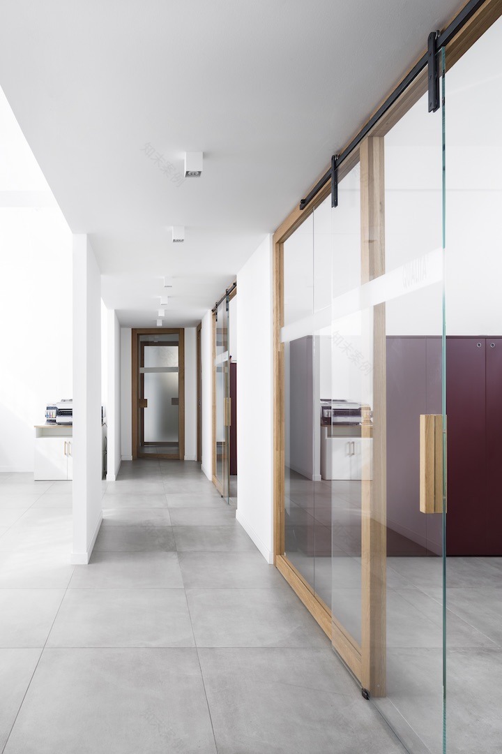 定制实木与玻璃结合,打造优雅办公空间-13