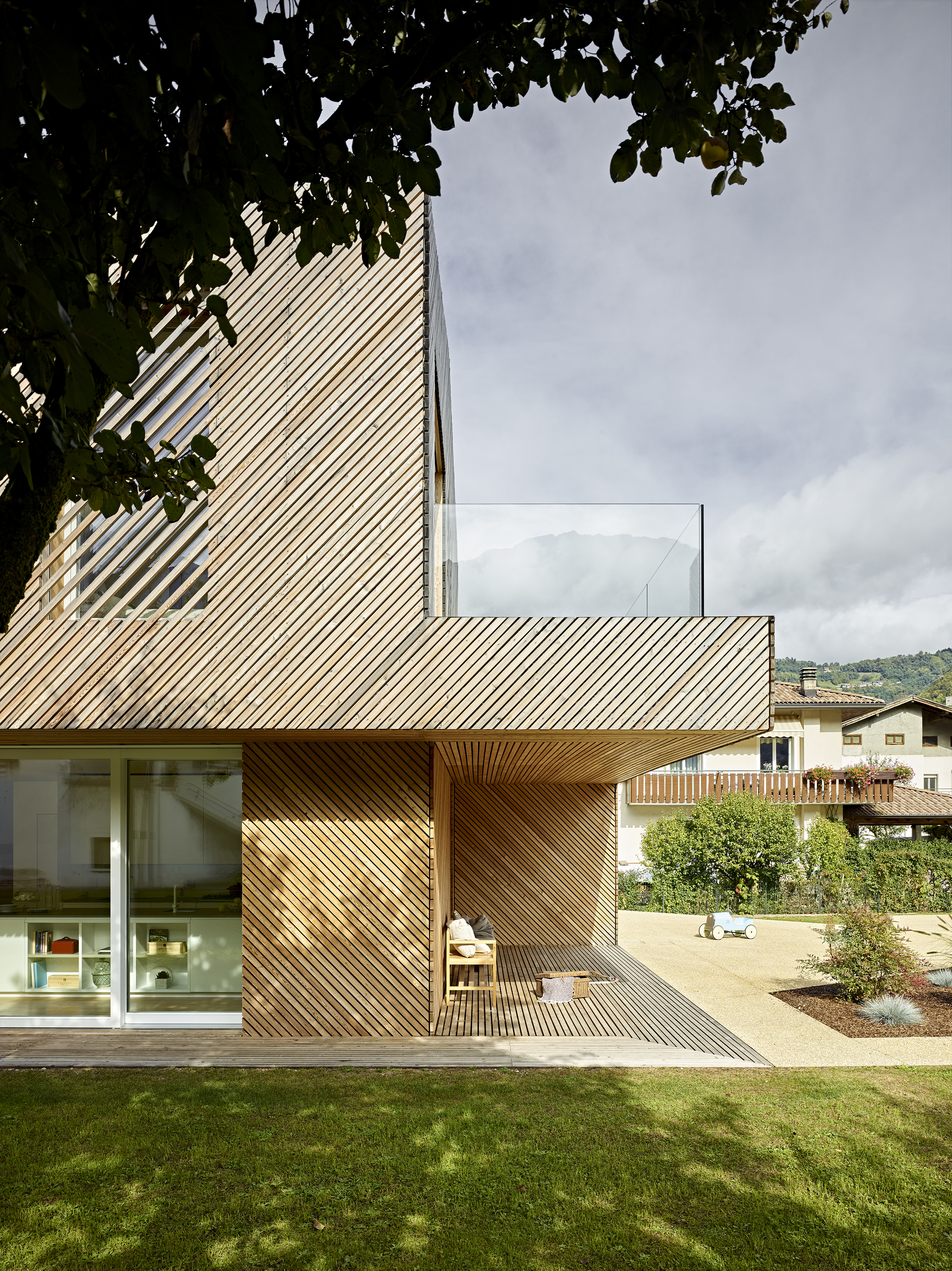 绿色环保的 FG 家庭别墅,融入自然的设计-3