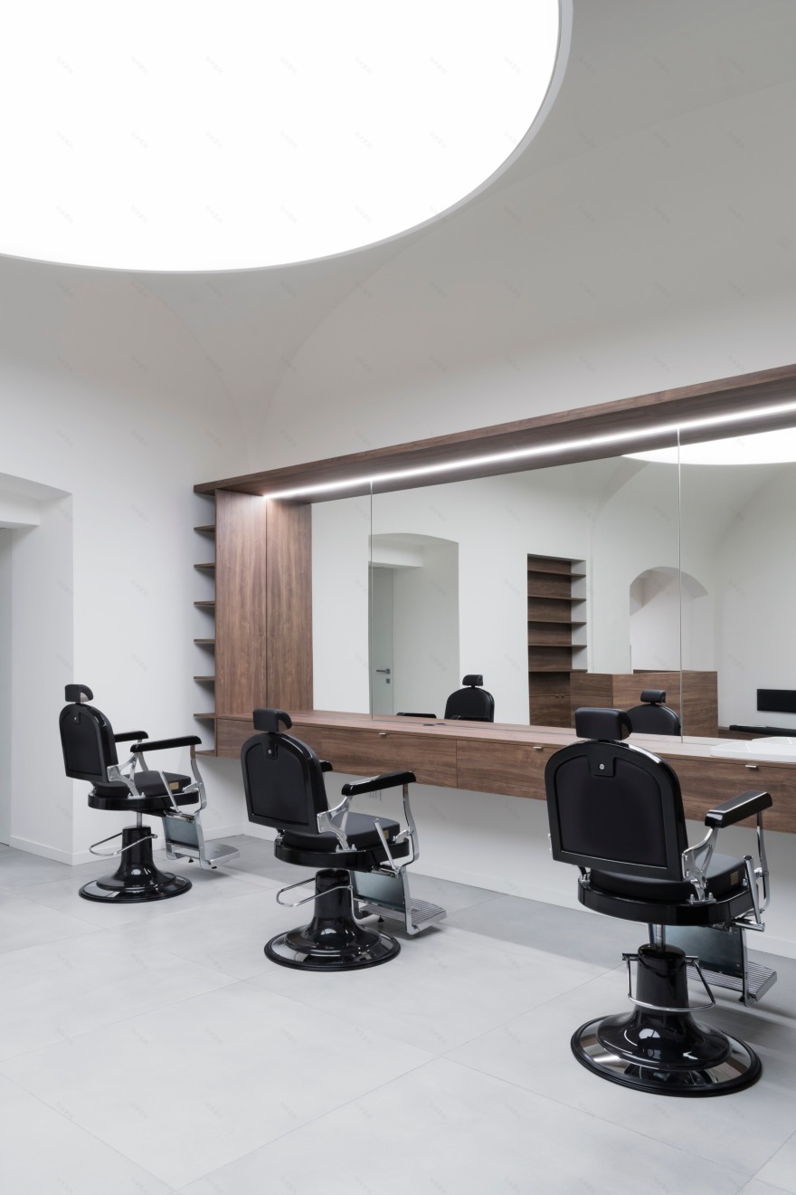 历史中心区的精致理发店 | 和谐比例与光线的巧妙运用-3