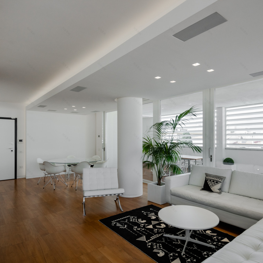 现代顶层公寓,打造无缝室内外空间-6