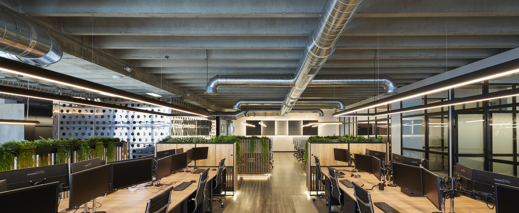 工业风办公室设计 | 金属、植物与木头的和谐-8