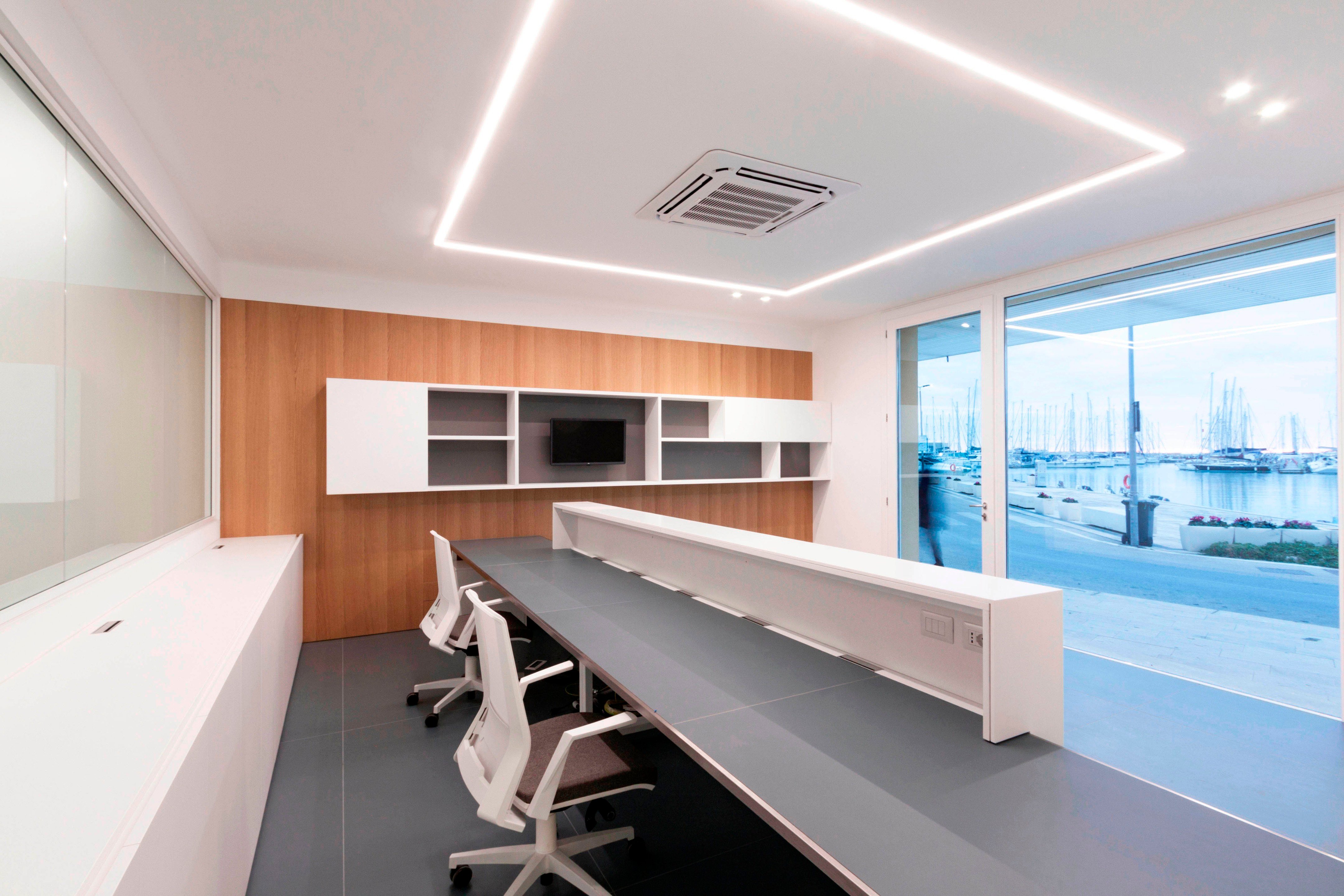 优化空间利用的意大利旅游港口办公室设计-5