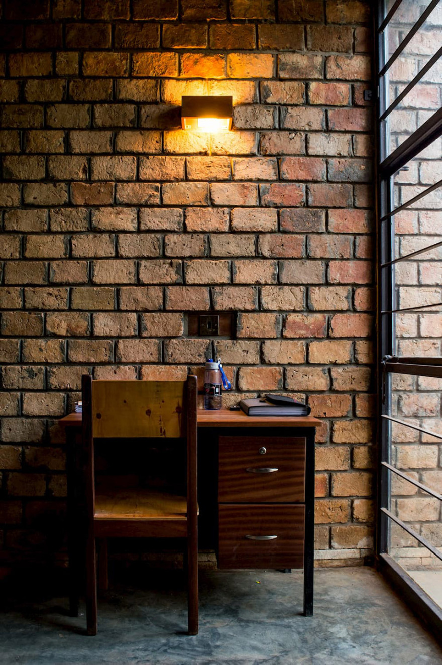 AU学生宿舍(日本建筑学会新人奖),乌干达/东西向墙体提供阴凉,南北侧开口引入光线与风-33