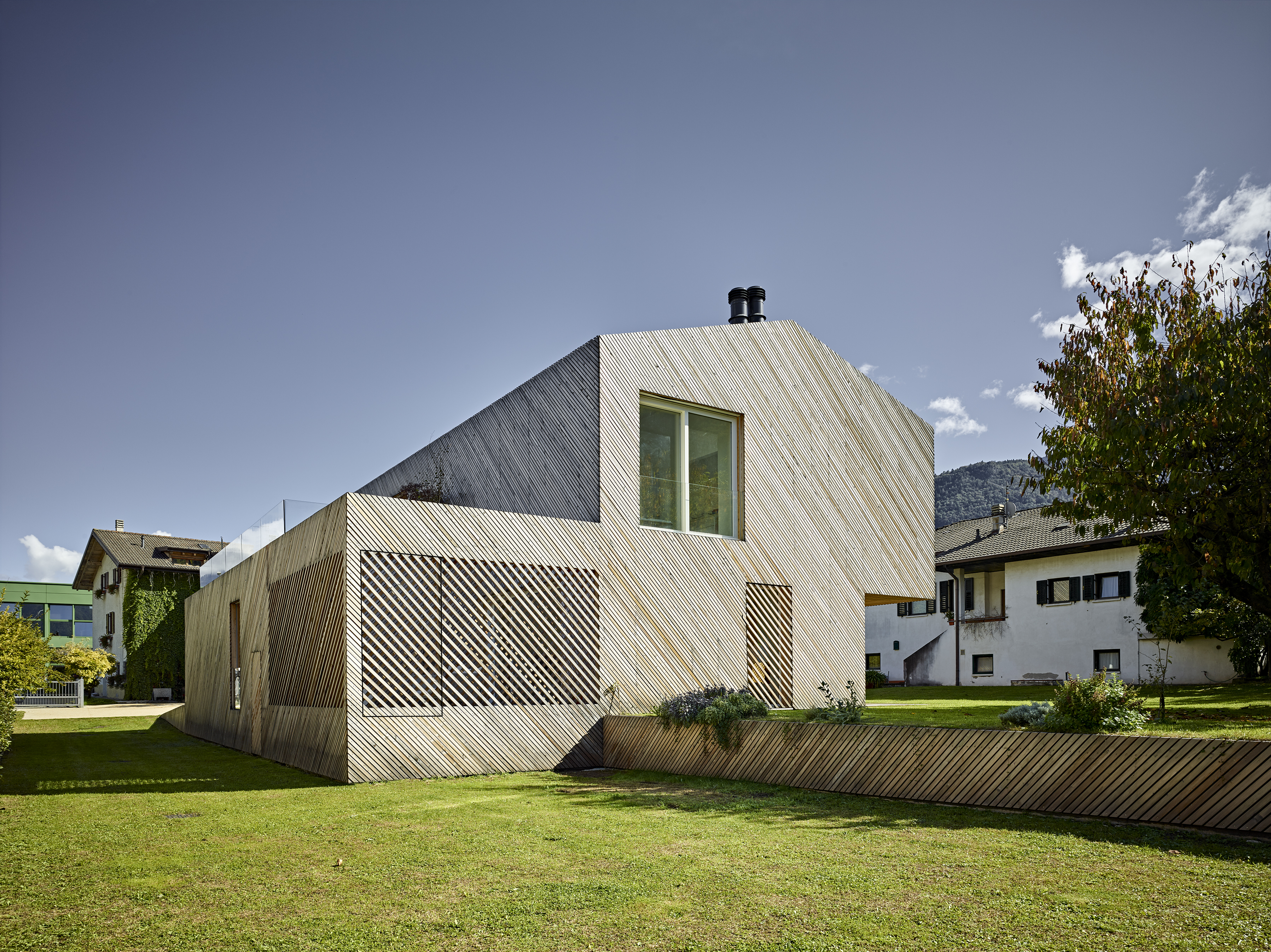 绿色环保的 FG 家庭别墅,融入自然的设计-9