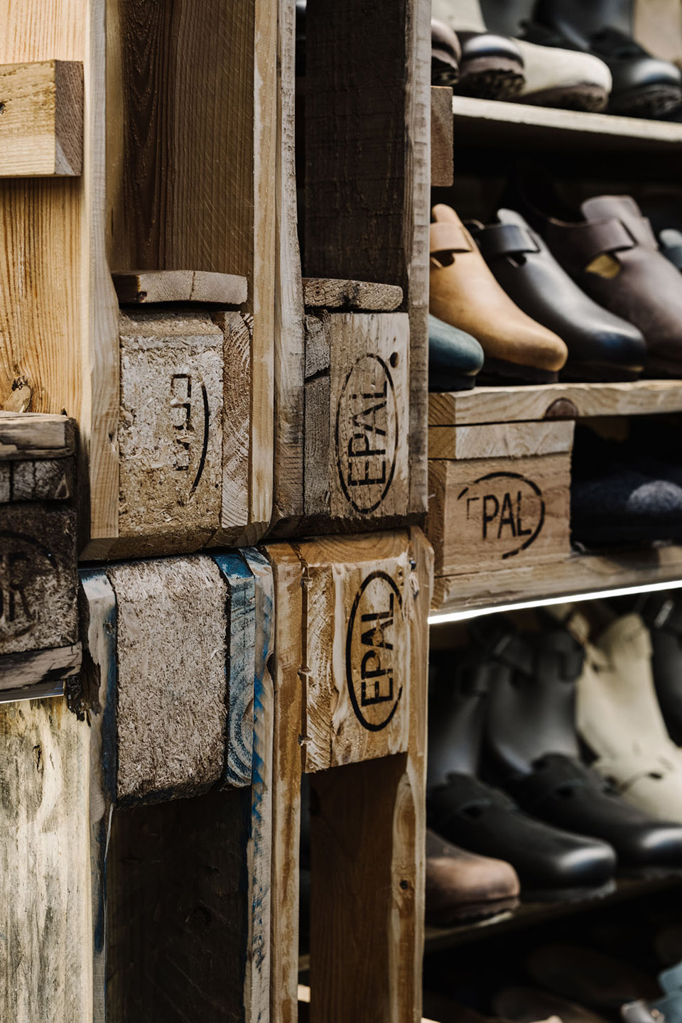 木制货运托盘搭建的鞋店，墨尔本/打造独特购鞋体验-29
